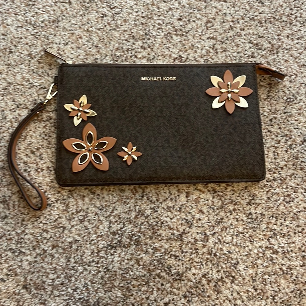 Beautiful Michael Kors wristlet wallet